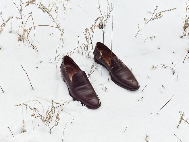 풀밭 위의 구두 Shoes on the Grass / Untitled, 100x75cm, Archival Pigment Print / ⓒ 정희승, 고은깁슨미술관 제공