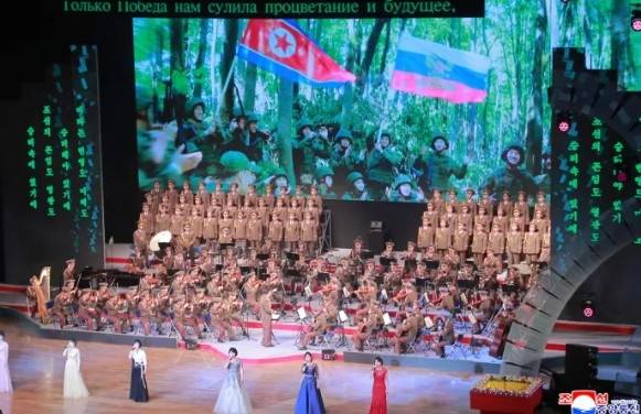 김정은 북한 국무위원장이 지난 29일 당 중앙위원회 본부청사에서 올가 류비모바 러시아 문화부 장관을 접견하고, 함께 공연을 관람했다고 조선중앙통신이 30일 보도했다. 북한 측 인사들의 공연 중 배경에 러시아에 파견된 북한 군인들의 모습이 담겨 있다. 연합뉴스