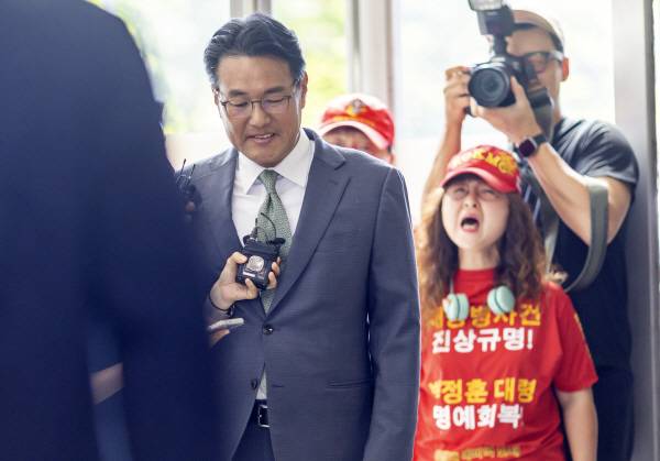 윤석열 정부 외교라인 핵심 인사인 김태효 전 국가안보실 1차장이 지난 11일 피의자 신분으로 조사를 받기 위해 서울 서초구 순직해병 특검팀 사무실로 들어서고 있다.