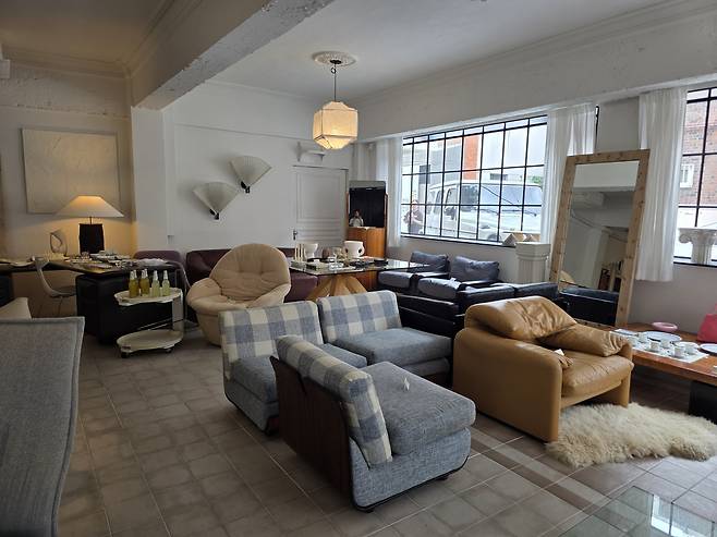 Markt Fahrt is a vintage furniture shop selling leather sofas and armchairs mostly sourced from Europe. [JIN EUN-SOO]