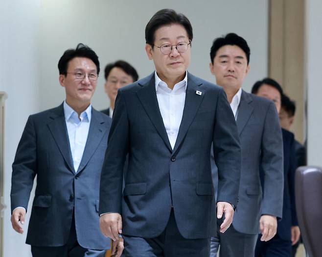 이재명 대통령이 지난 8일 용산 대통령실에서 국무회의에 입장하고 있다. 연합뉴스