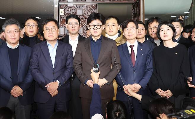 한동훈 전 국민의힘 대표가 지난해 벌어진 ‘12·3 비상계엄 사태’ 당시 국회 로텐더홀에서 입장을 밝히고 있다. 연합뉴스