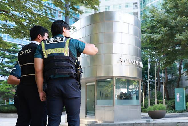 채상병 사건 수사방해 의혹을 수사하는 이명현 순직해병 특검팀이 11일 윤석열 전 대통령에 대한 압수수색에 나섰다. 사진은 윤 전 대통령 사저 전경. 연합뉴스