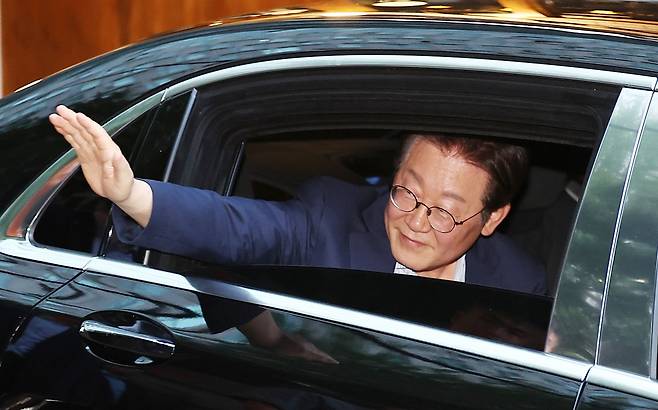 이재명 대통령이 11일 저녁 서울 광화문 인근 한식당에서 식사를 마친 후 시민들에게 손을 흔들고 있다. 연합뉴스