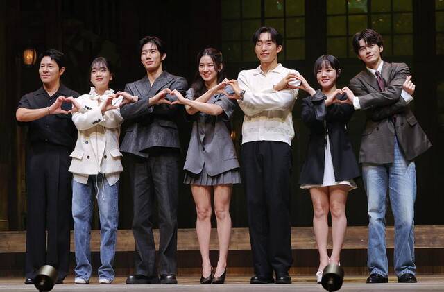 지난 9일 서울 서초구 예술의전당 CJ토월극장에서 열린 연극 ‘셰익스피어 인 러브’ 기자간담회에서 주역으로 출연하는 배우 이규형(왼쪽부터), 이주영, 손우현, 박주현, 이상이, 김향기, 옹성우가 포즈를 취하고 있다. 연합뉴스