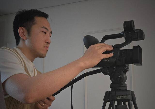 ‘넥스트엠 미디어 아카데미’의 12기 수강생인 김성균 전도사가 지난 5월 카메라를 조작하며 영상 촬영 실습을 하고 있다. 아래 사진은  다른 수강생들이 영상 편집을 실습하는 모습.  넥스트엠 제공