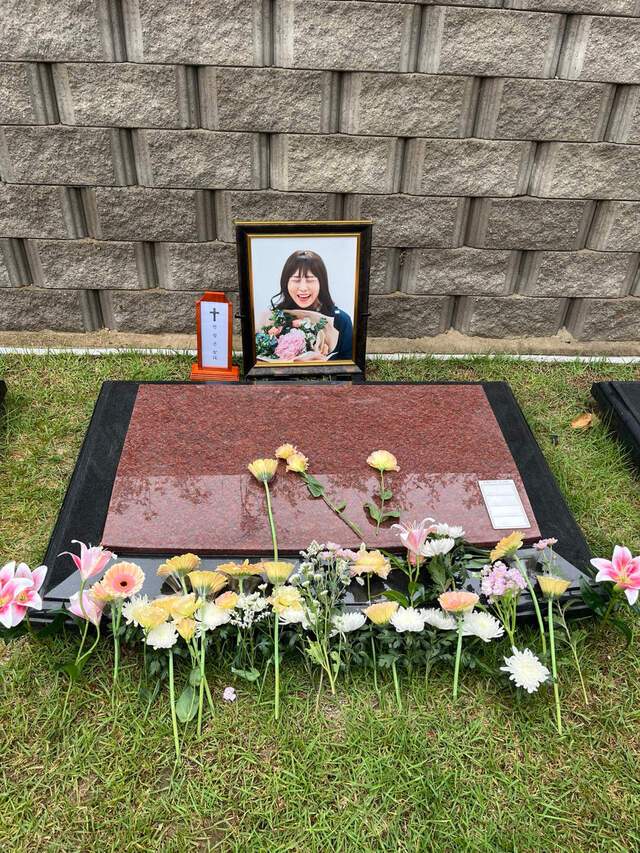 지난달 16일 경기도 광주의 한 추모공원 묘비 위에 환하게 미소짓는 천정은 집사의 영정 사진이 놓여있다. 천재원씨 제공