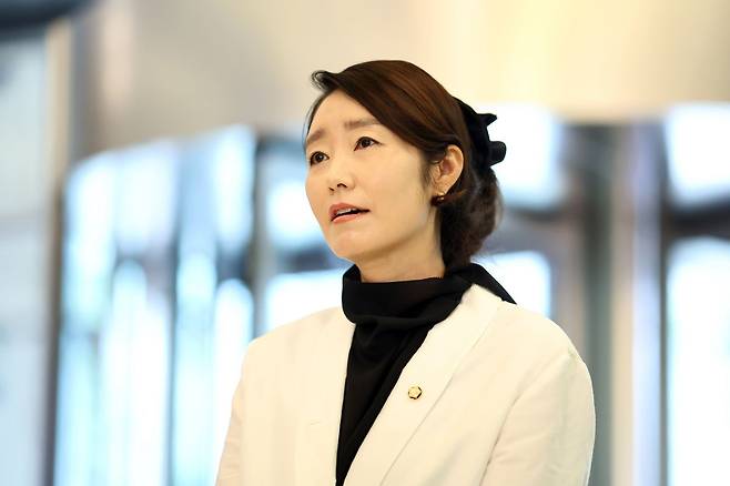 강선우 여성가족부 장관 후보자가 26일 인사청문회 준비 사무실이 마련된 서울 이마빌딩으로 들어서며 소감을 밝히고 있다. 연합뉴스
