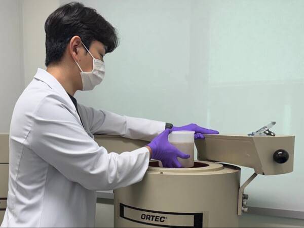 인천시 수산기술지원센터가 강화군 해역에서 어획한 수산물에 대해 방사능 검사를 하고 있다. 인천시 제공