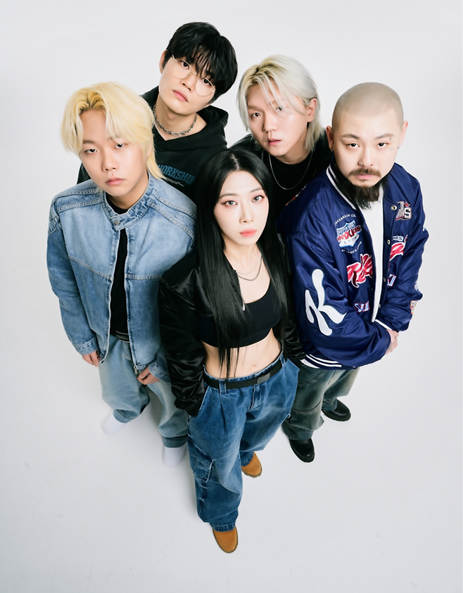 비트펠라하우스 멤버들 모습. 왼쪽부터 시계방향으로 히스 (오현서), 윙 (김건호), 옐라이 (임영은), 허클 (박시훈) ,헬캣 (장대현). 비트펠라하우스 제공