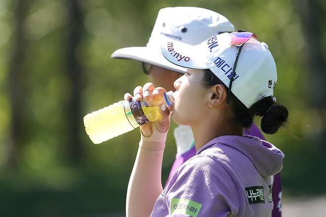 박현경이 한국여자프로골프(KLPGA) 투어 하이원리조트 여자오픈에서 물을 마시며 수분을 보충하고 있다. 박태성 골프전문사진기자