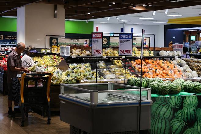 서울 시내 한 대형마트에서 시민들이 장을 보고 있다. [사진 = 연합뉴스]