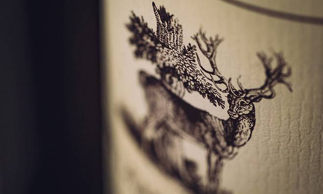 스택스 립 와인 셀라에서 만드는 와인의 라벨에는 항상 숫사슴을 찾을 수 있다. [스택스립 와인셀라 홈페이지]