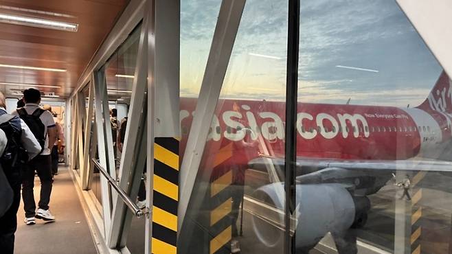 에어아시아가 쿠알라룸푸르 혹으 코타키나발루 경유하는 쿠칭행 비행기를 운항 중이다. / 사진=홍지연 여행+ 기자