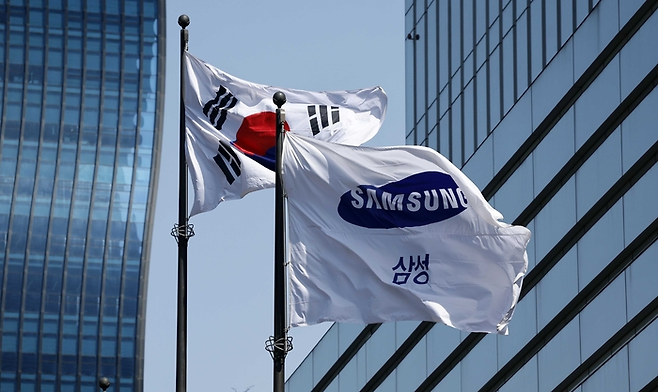 서울 서초구 삼성전자 서초사옥 앞에 깃발이 휘날리고 있다. [김호영 기자]