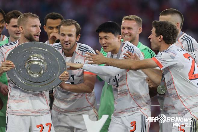 바이에른 뮌헨(독일)이 김민재의 이탈에 대비하고 있는 건 분명한 듯하다. 독일 매체 ‘키커’는 7월 10일 “뮌헨은 김민재의 이탈에 대비하고 있다”며 “김민재는 올여름 이적시장에서 뮌헨을 떠날 가능성이 있는 선수”라고 짚었다. 이어 “뮌헨은 김민재를 이적시킨다면, 유벤투스(이탈리아)에서 활약 중인 헤나투 베이가를 대체자로 점찍은 상태”라고 했다. 11일 독일 ‘TZ’는 “바르셀로나(스페인)가 뮌헨의 중앙 수비수 두 명을 주시하고 있다”며 “김민재와 다요 우파메카노”라고 전했다. 사진=AFPBBNews=News1