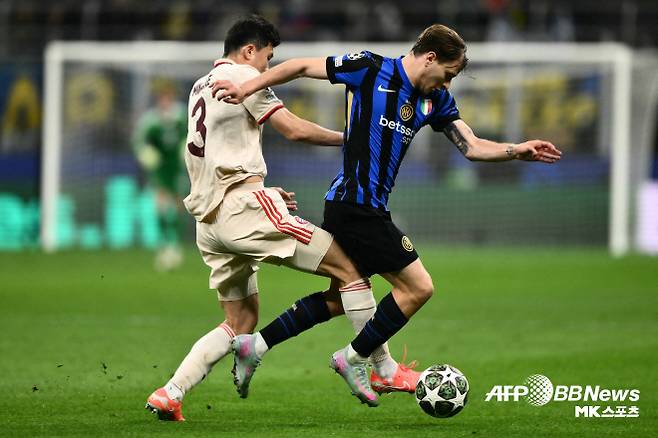 김민재는 팀을 위해 희생했다. 김민재는 지난해 10월 7일 아인트라흐트 프랑크푸르트전에서 왼쪽 아킬레스건을 다쳤다. 아킬레스건 부상은 축구 선수에게 치명적이다. 특히나 김민재의 포지션은 중앙 수비수다. 아킬레스건을 다치면, 상대 공격수와의 공중볼 경합, 속도 경쟁 등에서 밀릴 수밖에 없다. 김민재는 참고 뛰었다. 당시 독일 ‘TZ’가 전한 소식에 따르면, 김민재는 “아파서 벤치에 앉느니 차라리 뛰는 게 낫다”며 “팀에 도움을 줄 수 있는 게 있다면 무엇이든 할 것”이란 결연한 의지를 보였다. 이어 “동료들은 내가 파이터란 것을 알고 있다. 최대한 많은 경기에 출전해 팀에 도움이 되고 싶다”고 했다. 김민재는 아킬레스건 부상이 점점 심해지는 상황 속 투혼을 아끼지 않으며 팀의 리그 챔피언 탈환에 앞장섰다. 사진=AFPBBNews=News1