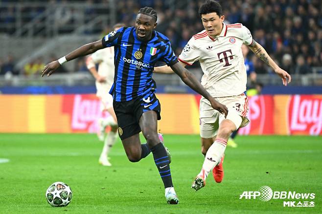 그런 김민재에게 돌아온 건 냉랭한 홀대였다. 2024-25시즌을 마치고 김민재의 이적설이 끊이질 않는다. 맨체스터 유나이티드, 뉴캐슬 유나이티드, 리버풀(이상 잉글랜드), AC 밀란(이탈리아)에 이어 막대한 자금력을 앞세운 사우디아라비아 프로페셔널 리그에서도 김민재를 주시하는 것으로 알려진다. 최근엔 세계를 정복하고 있는 파리 생제르맹(프랑스)과 연결됐다. 프랑스 ‘풋메르카토’는 “루이스 캄포스 PSG 단장이 마르퀴뇨스의 대안을 찾기 위해 노력하고 있다. 캄포스 단장은 최근 프랑스 파리에서 김민재의 에이전트를 만났다. 이 자리에서 서로에 대한 마음을 확인했다”고 전했다. 사진=AFPBBNews=News1