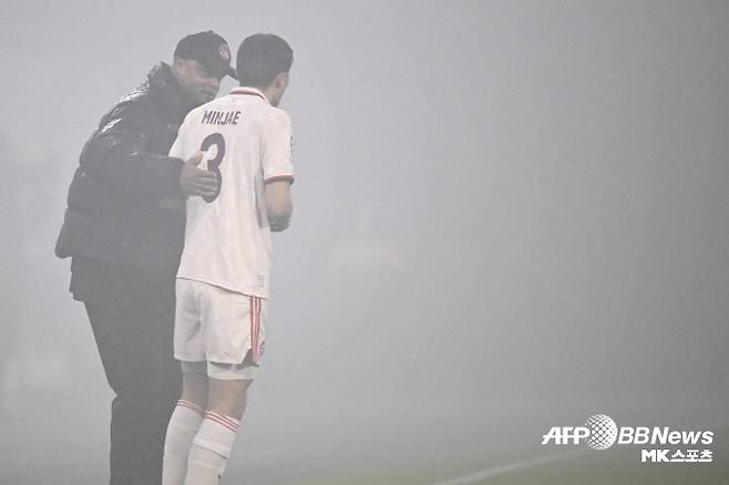 김민재는 뮌헨에 대한 애정을 여러 차례 나타낸 바 있다. 김민재는 4월 독일 ‘스포르트 빌트’와의 인터뷰에서 “나는 뮌헨에서 계속 뛰고 싶다. 내가 이 팀을 떠나야 할 이유가 없다”고 명확하게 말했다. 김민재는 이어 “나는 뮌헨에서 뛰는 게 좋다. 다음 시즌에도 이 팀에서 계속 뛰고 싶다. 지금 내게 중요한 건 하나다. 건강하게 다음 시즌을 맞이하는 것”이라고 했다. 김민재는 2025-26시즌에도 뮌헨의 후방을 지킬 수 있을까. 사진=AFPBBNews=News1