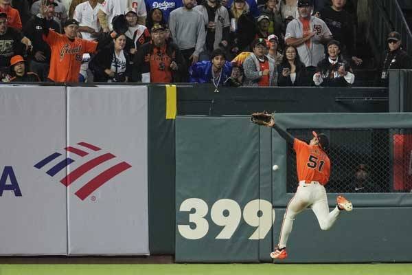 이정후는 이날 수비에서 아쉬운 모습을 보여줬다. 사진= AP= 연합뉴스 제공