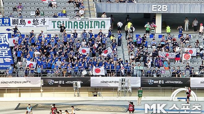 7월 12일 중국과의 경기를 앞두고서부터 열띤 응원에 나섰던 일본 팬들. 사진=이근승 기자