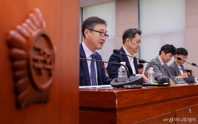 (서울=뉴스1) 안은나 기자 = 정우용 한국상장회사협의회 정책부회장이 11일 오후 서울 여의도 국회 법제사법위원회 회의실에서 열린 상법 개정안 관련 공청회에서 진술하고 있다. 왼쪽부터 정 부회장, 김우찬 고려대 교수, 최준선 성균관대 법학전문대학원 명예교수, 윤태준 주주행동플랫폼 액트 소장. 2025.7.11/뉴스1  Copyright (C) 뉴스1. All rights reserved. 무단 전재 및 재배포,  AI학습 이용 금지. /사진=(서울=뉴스1) 안은나 기자