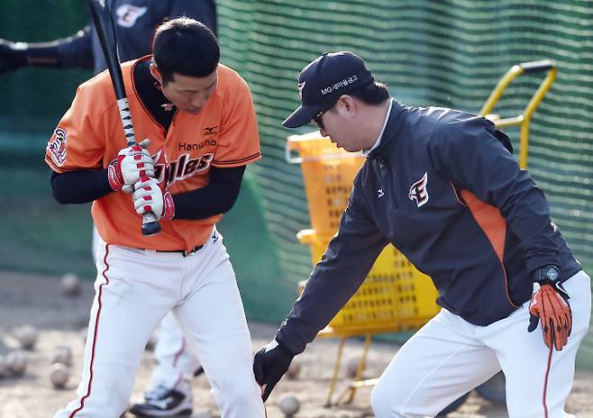 한화 이글스의 코치로 활동한 이영우가 올시즌 팀의 우승을 응원했다. 사진은 한화의 코치로 활동하던 이영우(오른쪽)의 모습. /사진=뉴스1