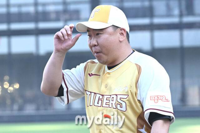 12일 대전 한화생명 볼파크 야구장에서 열린 '2025 신한 SOL뱅크 KBO 올스타' 드림 올스타(삼성·두산·KT·SSG·롯데) - 나눔 올스타(KIA·LG·한화·NC·키움) 경기. 나눔 이범호 감독이 경기장에 들어서고 있다./대전=한혁승 기자 hanfoto@mydaily.co.kr