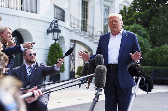 도널드 트럼프 미국 대통령이 11일(현지시간) 홍수 참사 현장으로 이동하기 전 백악관에서 취재진 질문에 답하고 있다. [AP]