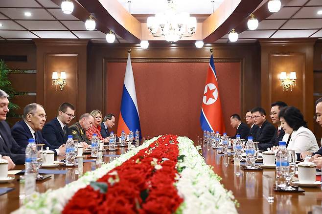 지난 11일 방북한 세르게이 라브로프 러시아 외무장관이 12일 원산에서 최선희 북한 외무상과 회담했다고 주북 러시아 대사관이 텔레그램을 통해 발표했다. <연합>