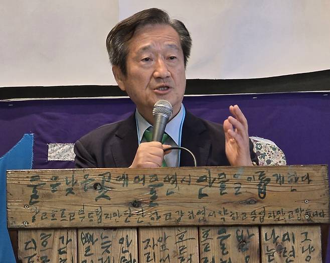 7월11일 오전 제주 탐나라공화국 헌책 도서관에서 열린 세계ESG포럼 교육 세션의 기조강연에서 김재홍  서울미디어대학원대 석좌교수(전 서울디지털대 총장, 17대 국회의원)가 “ESG와 DEI(다양성-형평성-포용성)를 무력화시키면 저급한 자유주의와 천민자본주의가 횡행할 것”이라고 경고하고 있다“[세계ESG포럼 제공]