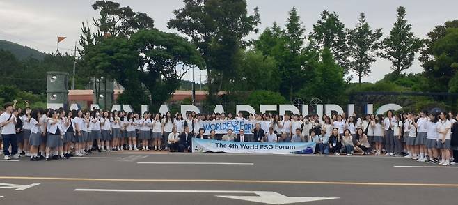 7월11일 오전 제주 탐나라공화국에서 열린 세계ESG포럼 교육 세션에 현장 학습으로 참관한 서귀포여고 학생들이 교육계 인사들과 함께 ESG 실천 의미를 다졌다.  앞에 앉은 왼쪽 넷째부터 김재홍 서울미디어대학원대 석좌교수(전 서울디지털대 총장, 17대 국회의원), 김광수 제주도 교육감, 최열 환경재단 이사장, 고문현 한국ESG학회 회장(숭실대 교수).[세계 ESG 포럼 제공]