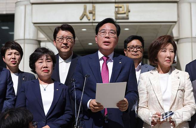 [서울=뉴시스] 홍효식 기자 = 송언석 국민의힘 비상대책위원장 겸 원내대표를 비롯한 의원들이 11일 오후 서울 서초구 서울중앙지방법원 앞에서 국민의힘 의원실 압수수색 등 이재명 정부의 정치 보복 및 야당 탄압 관련 규탄 대회를 하고 있다. 2025.07.11. yesphoto@newsis.com