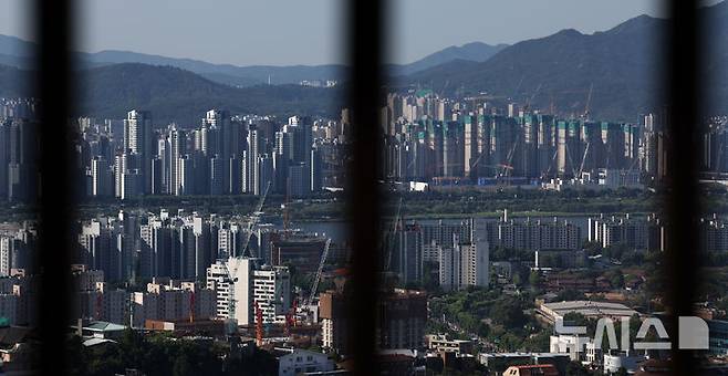 [서울=뉴시스] 조성우 기자 = 6·27 고강도 대출 규제의 여파로 서울 집값의 상승세가 2주째 둔화된 것으로 나타난 11일 오전 서울 남산에서 강남 지역의 아파트 단지가 내려다보이고 있다. KB부동산이 발표한 주간 아파트 시장 동향에 따르면 지난 7일 기준 전국 아파트 매매가격은 0.04%, 수도권은 0.11% 상승했다. 서울 아파트 매매가격은 0.28%로 24주째 오름세가 지속되고 있으나 상승세가 2주 연속 둔화됐다.금융 당국의 대출규제 이후 서울 아파트 매수심리도 위축되고 있다. 서울 매수우위지수는 60.6으로 전주(76.4)보다 15.8포인트(p) 떨어지며 대출규제 발표 이후 2주 연속 하락했다. 2025.07.11. xconfind@newsis.com