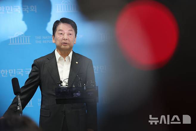 [서울=뉴시스] 김명년 기자 = 안철수 국민의힘 의원이 7일 오전 서울 여의도 국회 소통관 기자회견장에서 당대표 출마 선언 기자회견을 마치고 브리핑하고 있다. 2025.07.07. kmn@newsis.com