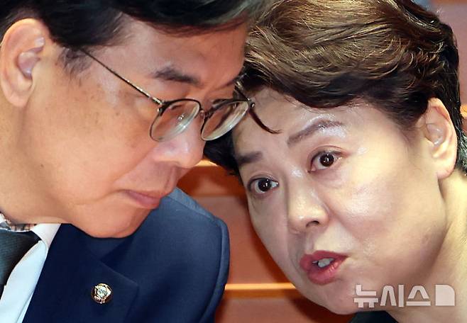 [서울=뉴시스] 김명년 기자 = 송언석 국민의힘 비상대책위원장 겸 원내대표와 윤희숙 혁신위원장이 9일 오후 서울 여의도 국회에서 열린 긴급의원총회에서 대화하고 있다. 2025.07.09. kmn@newsis.com