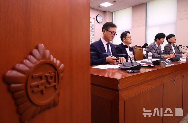 [서울=뉴시스] 김금보 기자 = 정우용(왼쪽부터) 한국상장회사협의회 정책부회장, 김우찬 고려대학교 경영대학 교수, 최준선 성균관대학교 법학전문대학원 명예교수, 윤태준 주주행동플랫폼 액트 기업지배구조연구소 소장이 11일 오후 서울 여의도 국회에서 열린 법제사법위원회 법안심사제1소위원회 상업개정안 관련 공청회에 진술인으로 참석해 있다. 2025.07.11. kgb@newsis.com