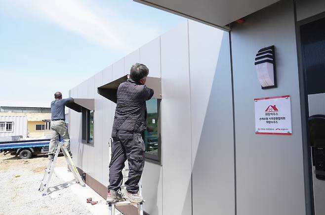 [청송=뉴시스] 청송군에 산불 피해 이재민들을 위한 임시주거용 조립주택이 설치되고 있다. (사진=청송군 제공) 2025.05.07. photo@newsis.com *재판매 및 DB 금지