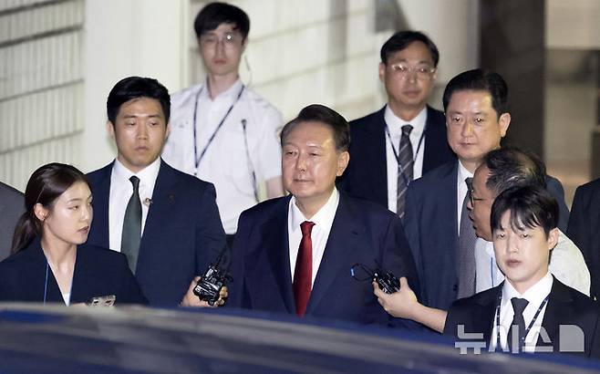 [서울=뉴시스] 김선웅 기자 = 윤석열 전 대통령이 9일 서울 서초구 서울중앙지법에서 열린 직권남용 등 혐의 영장실질심사(구속 전 피의자 심문)를 마친 뒤 대기 장소인 서울구치소로 이동하기 위해 법원을 나서고 있다. 12·3 비상계엄 사태의 '정점'으로 조은석 특별검사가 이끄는 내란 특검팀에 구속영장이 청구된 윤 전 대통령은 지난 1월 18일 내란우두머리 등 혐의 영장실질심사를 받은 지 172일 만에 재구속 기로에 서게 됐다. 2025.07.09. mangusta@newsis.com