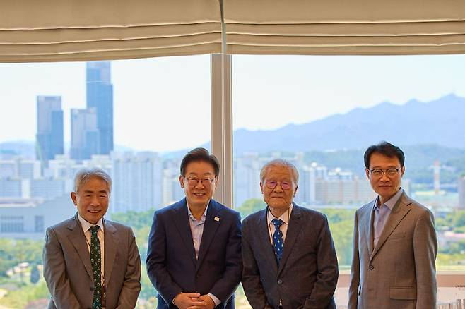 [서울=뉴시스] 이재명 대통령이 11일 서울 용산 대통령실에서 조갑제(왼쪽 세번째) 조갑제닷컴 대표, 정규재(왼쪽) 전 한국경제 주필과 오찬 회동을 하며 기념촬영을 하고 있다. 오른쪽은 이규연 홍보소통수석. (사진=대통령실 제공) 2025.07.11. photo@newsis.com *재판매 및 DB 금지