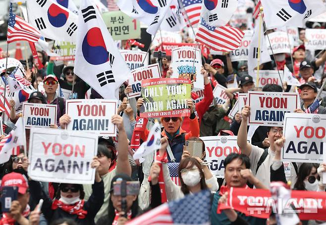 [서울=뉴시스] 김진아 기자 = 19일 서울 서초구 교대역 인근에서 윤석열 대통령의 복귀를 요구하는 2030의 '윤어게인(YOON AGAIN)' 집회가 열리고 있다. 2025.04.19. bluesoda@newsis.com