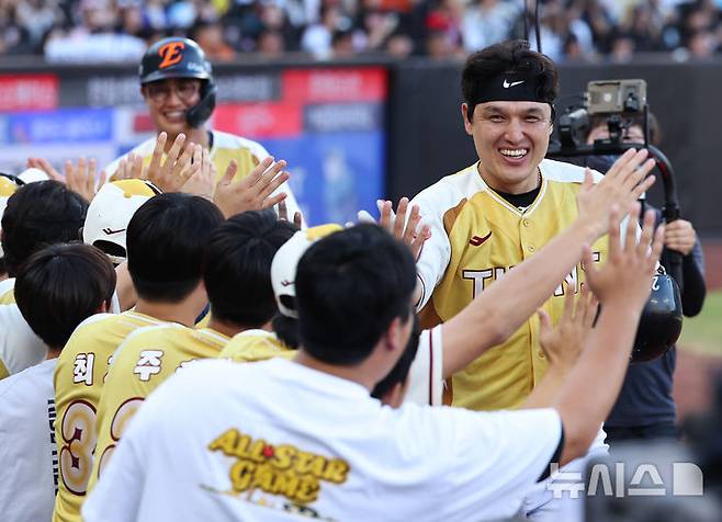 [대전=뉴시스] 최진석 기자 = 12일 대전 중구 대전한화생명볼파크에서 열린 2025 KBO리그 올스타전 드림 올스타와 나눔 올스타의 경기. 1회말 1사 2루 상황 나눔 박동원(LG)이 투런포를 치고 득점 후 기뻐하고 있다. 2025.07.12. myjs@newsis.com