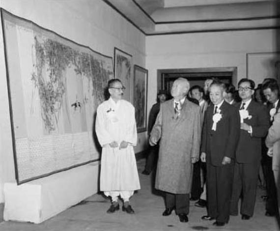 1958년 제7회 대한민국미술전람회를 찾은 이승만 당시 대통령. 출처=e영상역사관