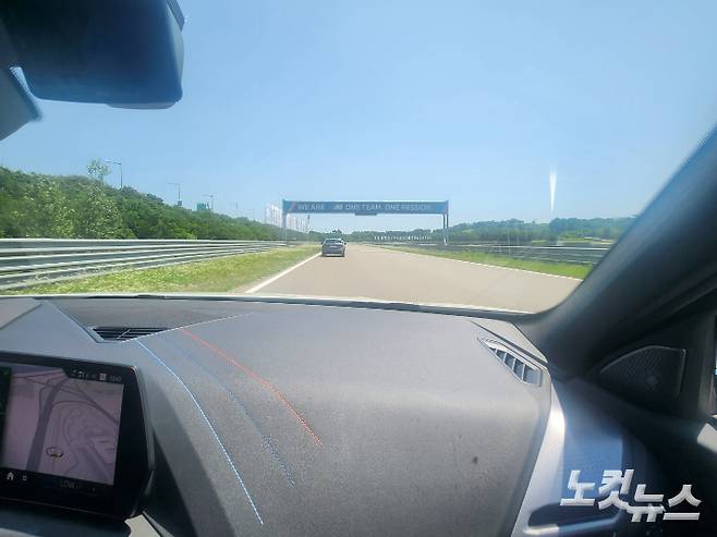 트랙 위를 달리는 M135. 박성완 기자