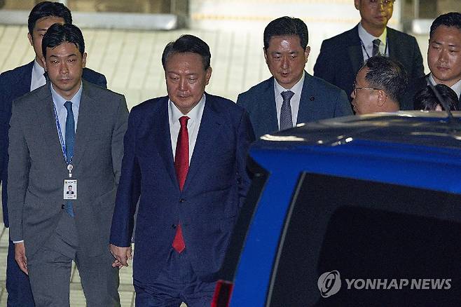 (서울=연합뉴스) 12·3 비상계엄과 관련해 특검의 수사를 받는 윤석열 전 대통령이 9일 서울 서초구 서울중앙지법에서 열린 구속 전 피의자 심문(영장실질심사)이 끝난 뒤 법원을 떠나고 있다. 2025.7.9 [사진공동취재단] photo@yna.co.kr 연합뉴스