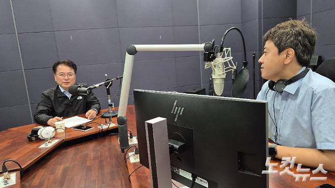 강원CBS.강원영동CBS 시사프로그램 <최진성의 위클리오늘>에 출연한 육동한 춘천시장. 강민주 PD