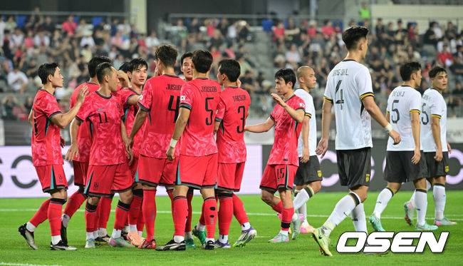 [OSEN=용인, 조은정 기자]7일 경기 용인시 용인 미르 스타디움에서 2025 동아시아 축구연맹(EAFF) E-1 챔피언십(동아시안컵) 대한민국 남자 축구 대표팀과 중국의 개막전이 열렸다.한국은 중국과 첫 경기를 시작으로 11일 홍콩, 15일 일본과 격돌한다. 경기는 모두 용인에서 치러지며 3경기 성적에 따라 그대로 최종 순위가 결정된다.후반 한국 김주성이 팀의 세 번째 골을 넣은 뒤 축하를 받고 있다. 2025.07.07 /cej@osen.co.kr