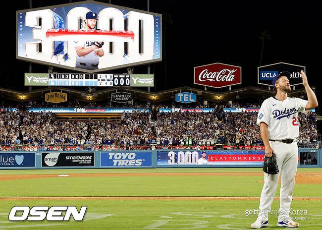 [사진] LA 다저스 클레이튼 커쇼가 통산 3000탈삼진 대기록을 세운 뒤 관중들의 환호에 답하고 있다. ⓒGettyimages(무단전재 및 재배포 금지)