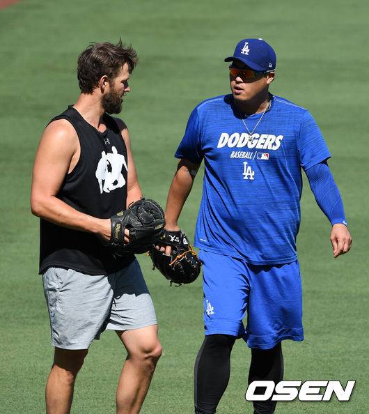 [OSEN=로스앤젤레스(미 캘리포니아주), 지형준 기자] LA 다저스 시절 류현진(오른쪽)이 클레이튼 커쇼와 캐치볼을 마치고 이야기를 나누고 있다. /jpnews@osen.co.kr
