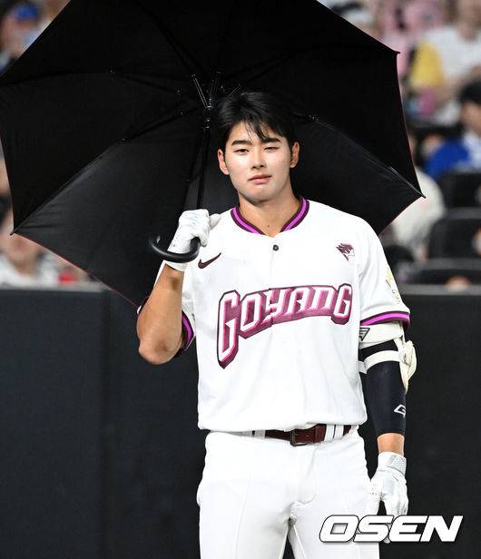 [OSEN=대전, 이대선 기자] 11일 오후 대전 한화생명볼파크에서 'KBO 올스타 프라이데이' 퓨처스 올스타전이 열렸다.KBO 올스타전의 전야제인 퓨처스 올스타전 경기는 남부리그(상무, KT, 삼성, NC, 롯데, KIA)와 북부리그(한화, SSG, LG, 두산, 고양) 대표로 나선 총 48명의 선수가 치열한 승부를 펼친다.7회말 북부올스타 심휘윤이 퍼포먼스를 펼치고 있다. 2025.07.11 /sunday@osen.co.kr